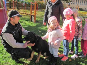 Policie a cvičený pes EDA 057